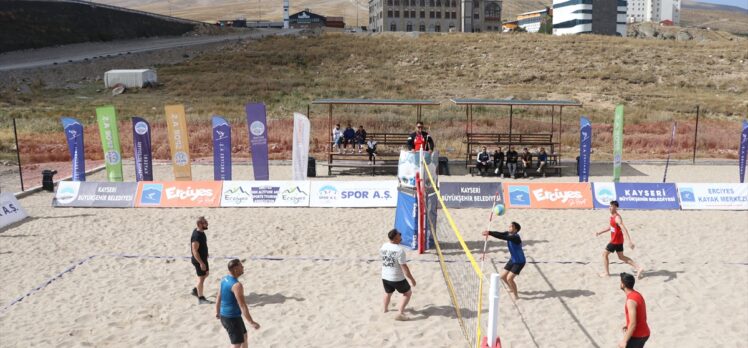 Erciyes'te plaj voleybolu turnuvası devam ediyor