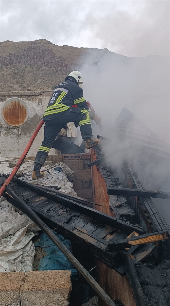 Erzurum'da çıkan yangında müstakil ev kullanılamaz hale geldi