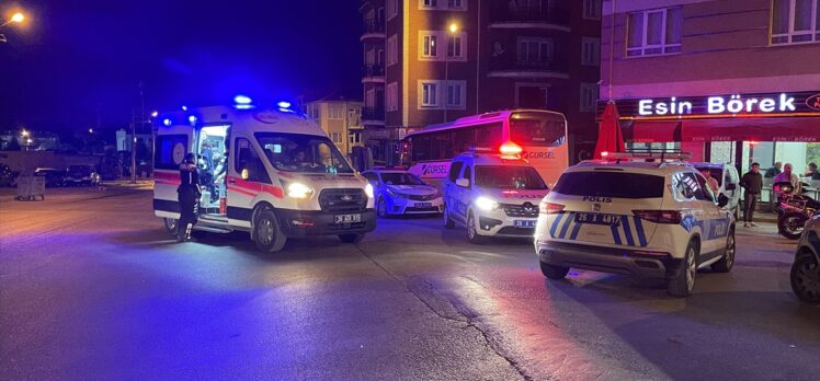 Eskişehir'de motosikletin hafif ticari araç ve polis motosikletine çarpması sonucu 4 kişi yaralandı