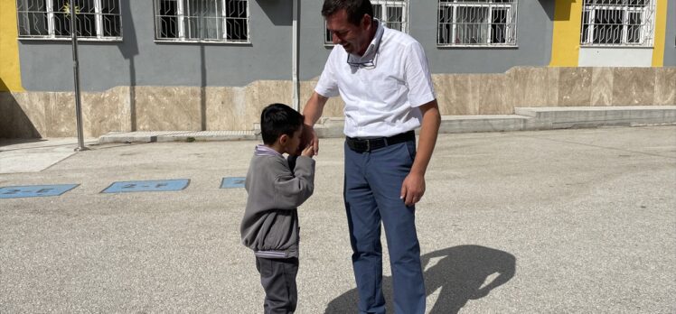 Eskişehir'de teneffüste nefes borusuna yiyecek kaçan çocuğu öğretmen Heimlich manevrasıyla kurtardı