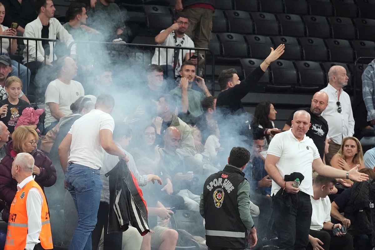 Fenerbahçe Opet-Beşiktaş maçı, saha atılan yabancı maddeler nedeniyle durdu