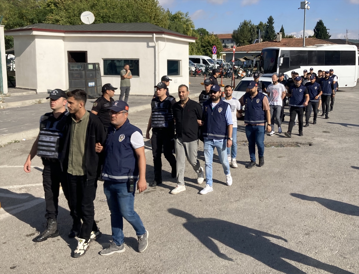 Gaziantep'te uzun namlulu silahlarla görüntülenen şüpheliler adliyede