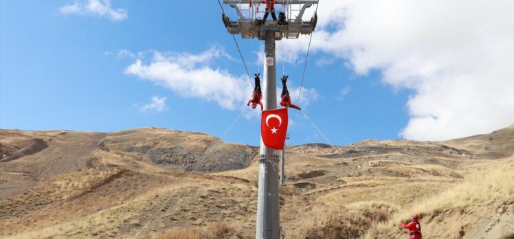 Hakkari'de JAK timi kayak sezonu öncesi tatbikat yaptı