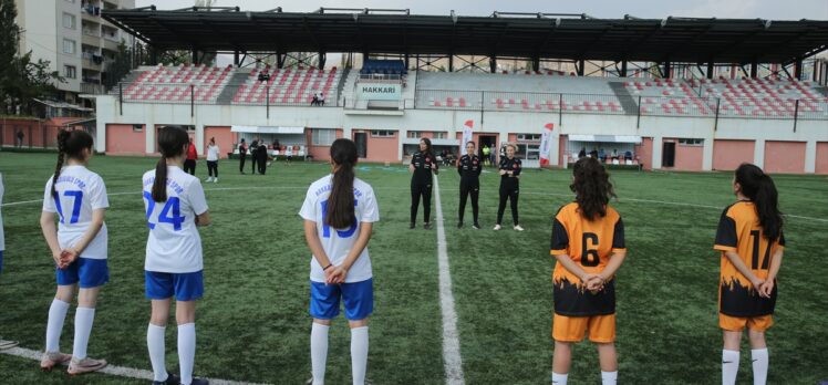 Hakkarili kızlar futbolda U15 ve U17 Milli Takım seçmelerinde ter döktü