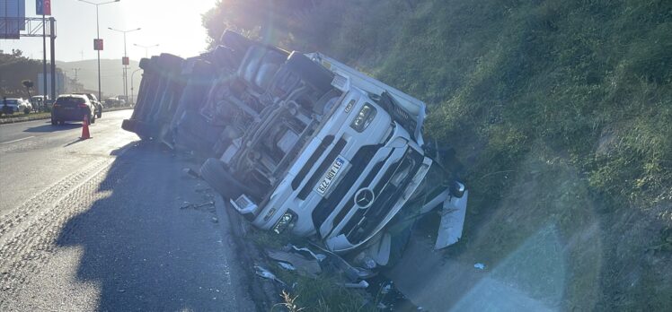 Hatay'da freni arızalanan tırın devrildiği kazada sürücü yaralandı