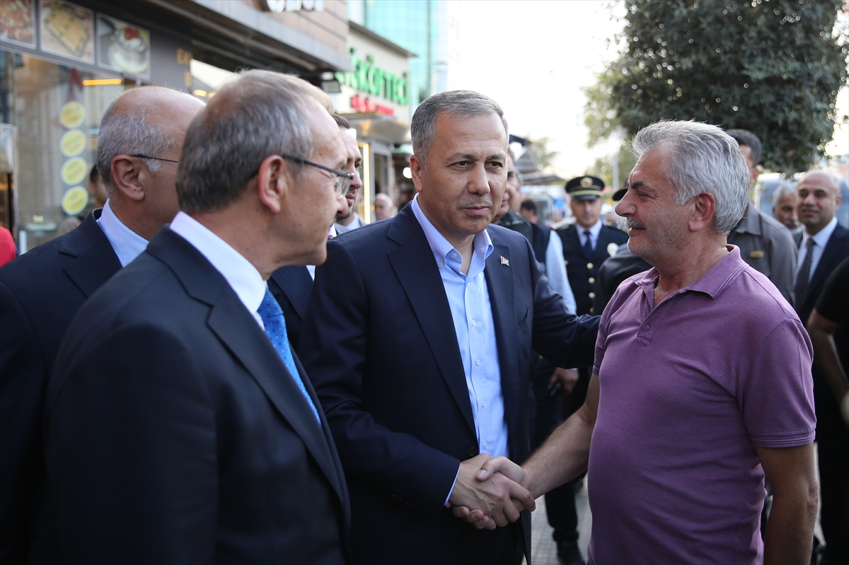 İçişleri Bakanı Yerlikaya, Malatya'da depremden etkilenen esnaf ve vatandaşları ziyaret etti