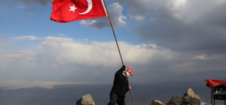 Iğdır Valisi Ercan Turan Tekelti Dağı'na tırmandı