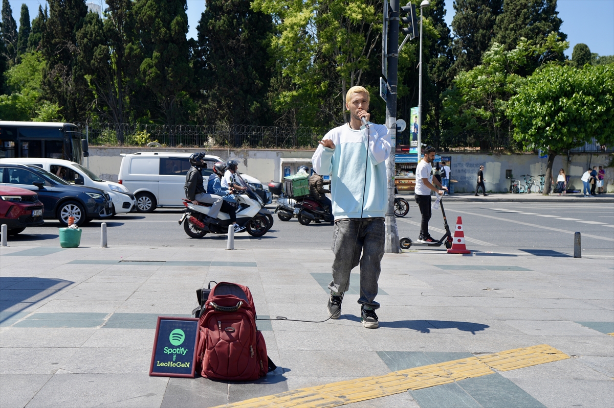 DOSYA HABER – DÜNYANIN SESLERİ İSTANBUL SOKAKLARINDA YANKILANIYOR – İranlı müzisyen Human Ghasemnataj Fokoloei geçimini İstanbul sokaklarında sağlıyor