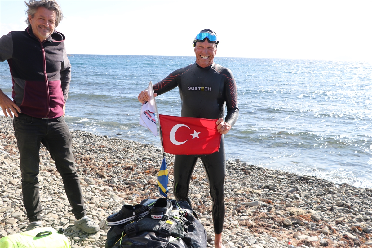 İspanya'ya yüzme hedefiyle İstanbul'dan kulaç atan İsveçli 65 yaşındaki yüzücü Tekirdağ'a ulaştı