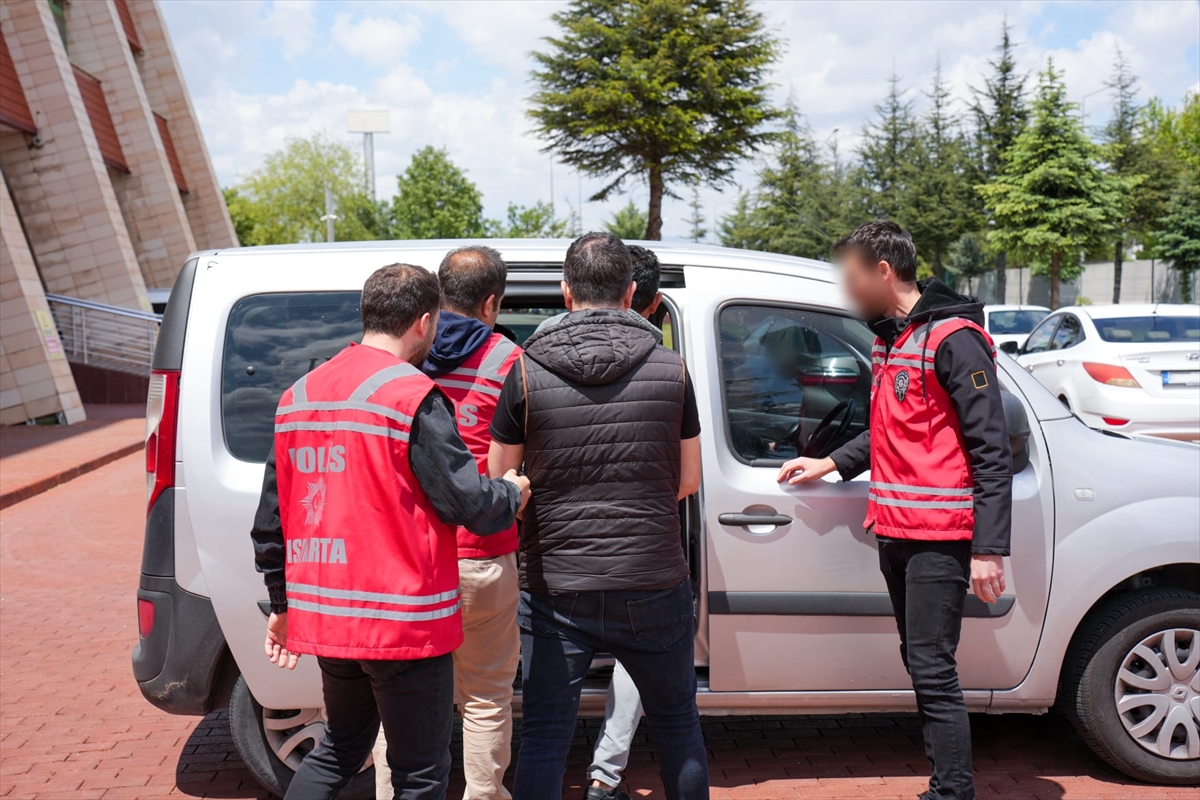 Isparta'da iş yerindeki imitasyon bilezikleri çaldıkları iddiasıyla 2 kişi tutuklandı