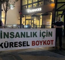 İsrail’in saldırıları Starbucks önünde protesto edildi