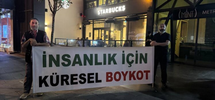 İsrail’in saldırıları Starbucks önünde protesto edildi