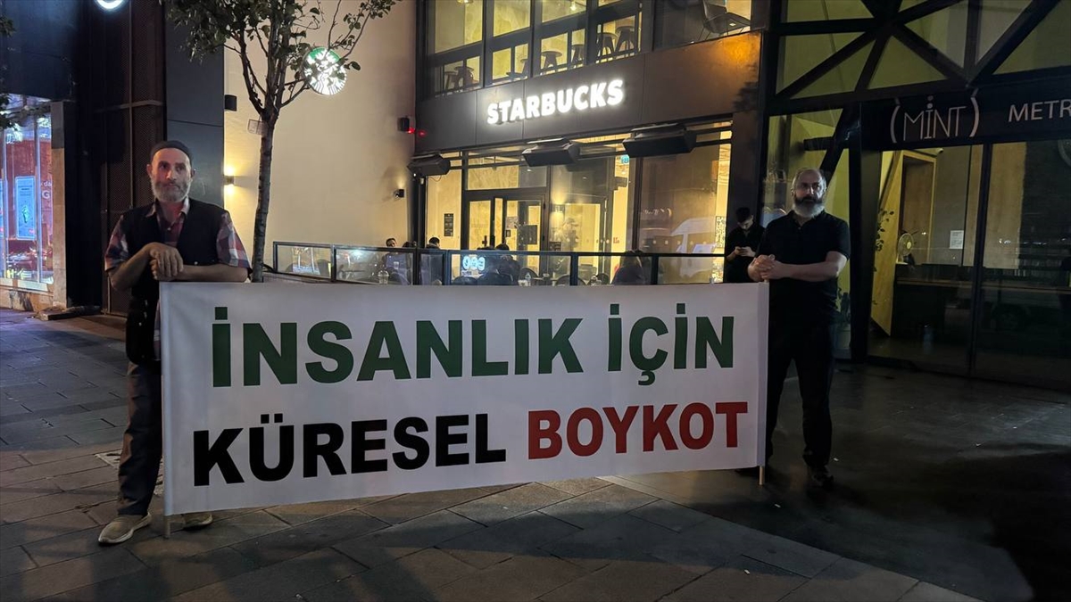 İsrail’in saldırıları Starbucks önünde protesto edildi