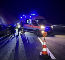 İstanbul-İzmir Otoyolu'nda 5 araç tırdan düşen tomruklara çarptı, 1 kişi öldü, 9 kişi yaralandı