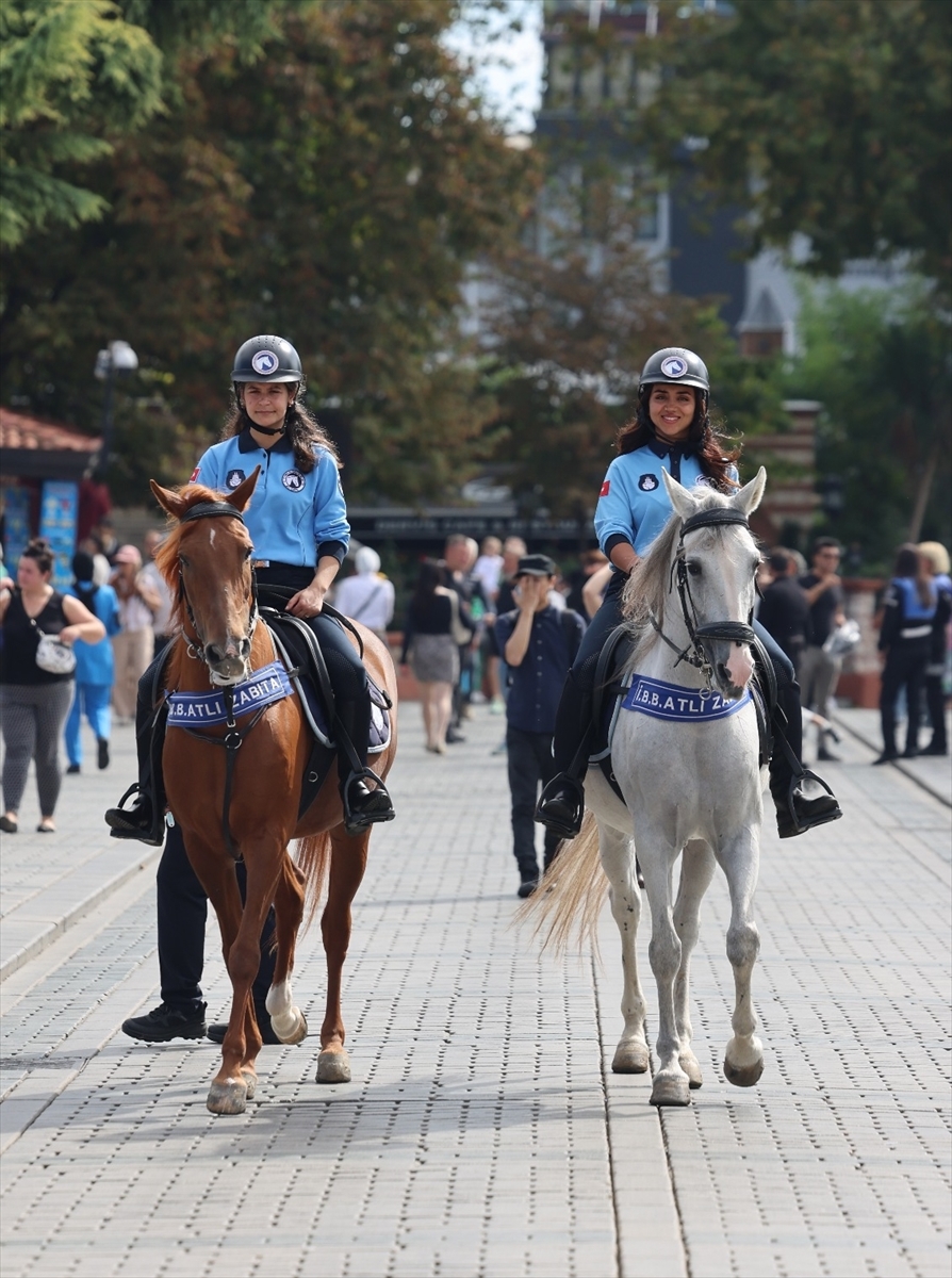 İstanbul'da motosikletli ve atlı kadın zabıtalar görev başında