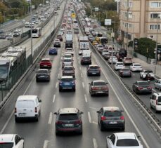 İstanbul'da sabah saatlerinde etkili olan sağanak trafik yoğunluğunu artırdı