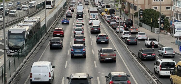 İstanbul'da sabah saatlerinde etkili olan sağanak trafik yoğunluğunu artırdı