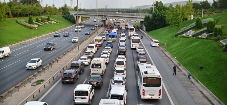 İstanbul'da sabah saatlerinde trafik yoğunluğu yaşanıyor