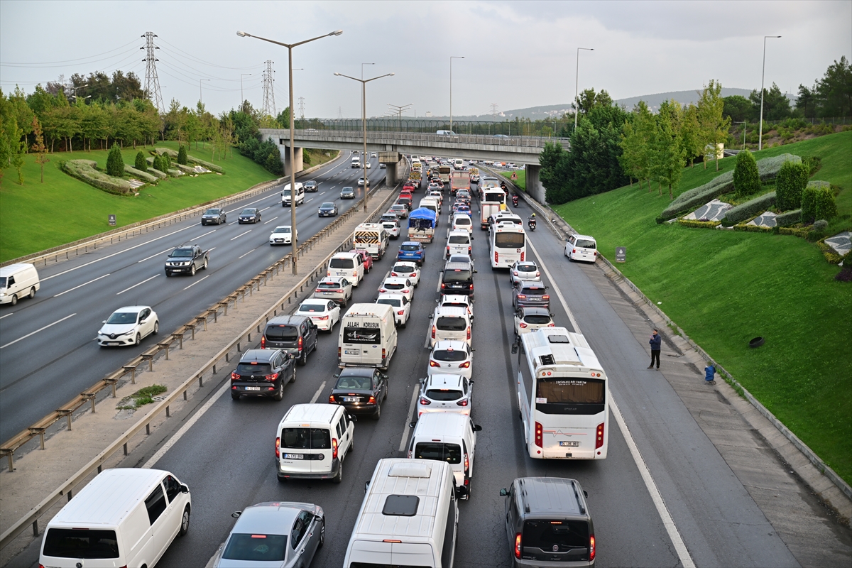 İstanbul'da sabah saatlerinde trafik yoğunluğu yaşanıyor