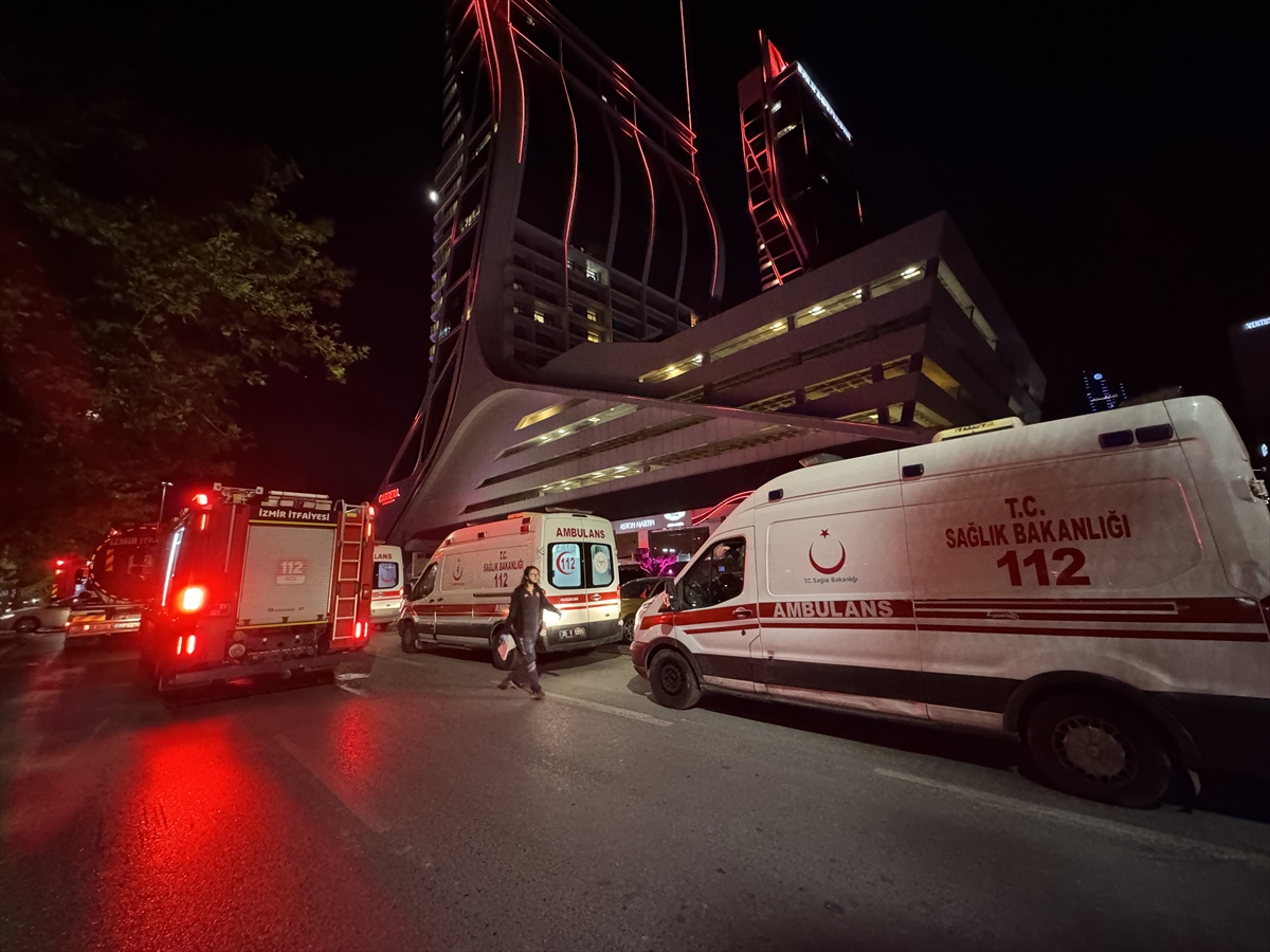 İzmir'de çok katlı binada çıkan yangın söndürüldü