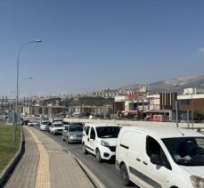 Kahramanmaraş'ta beton blok yüklü tır devrildi