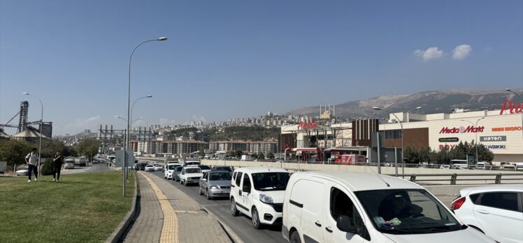 Kahramanmaraş'ta beton blok yüklü tır devrildi