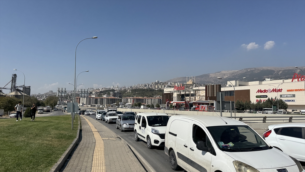 Kahramanmaraş'ta beton blok yüklü tır devrildi