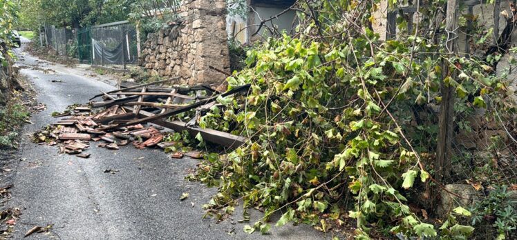 Karabük'te şiddetli fırtına cami minaresini devirdi