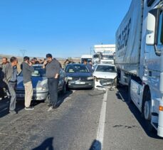 Kars'ta 6 aracın karıştığı zincirleme trafik kazasında biri ağır 2 kişi yaralandı