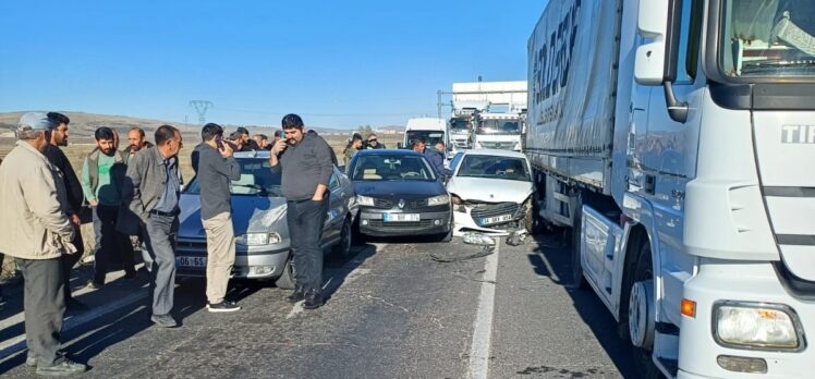 Kars'ta 6 aracın karıştığı zincirleme trafik kazasında biri ağır 2 kişi yaralandı