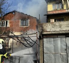 Kastamonu'da çıkan yangında 2 ev ile garaj yandı