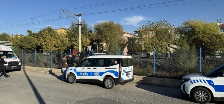 Kayseri'de yük treninin çarptığı kişi hayatını kaybetti