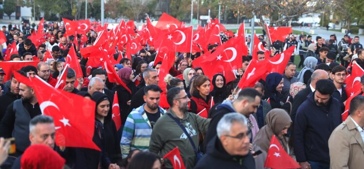 Konya'da Cumhuriyet'in 101. yılı fener alayıyla kutlandı