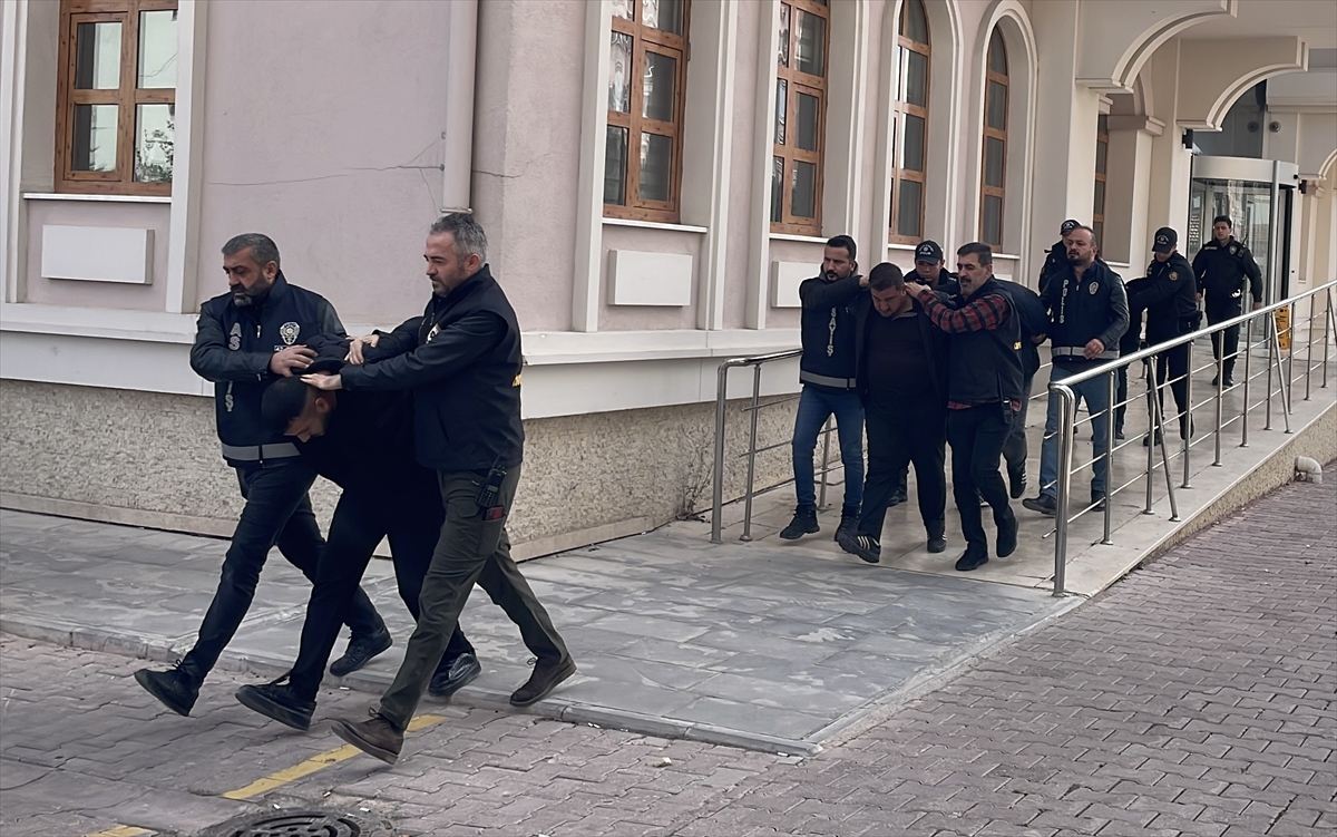 Konya'da trafikte tartıştığı kişi öldüren zanlı ve ona yardım eden 8 şüpheli adliyede