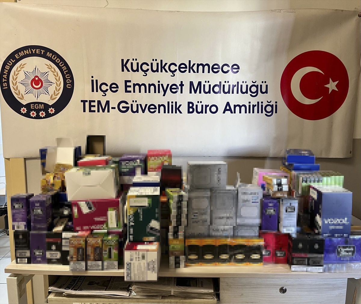 Küçükçekmece'de minibüsle kaçak ürün taşıyan 2 şüpheli yakalandı