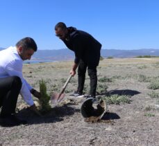 Kuruma tehdidi altındaki Burdur Gölü çevresine gazeteciler ağaç dikti