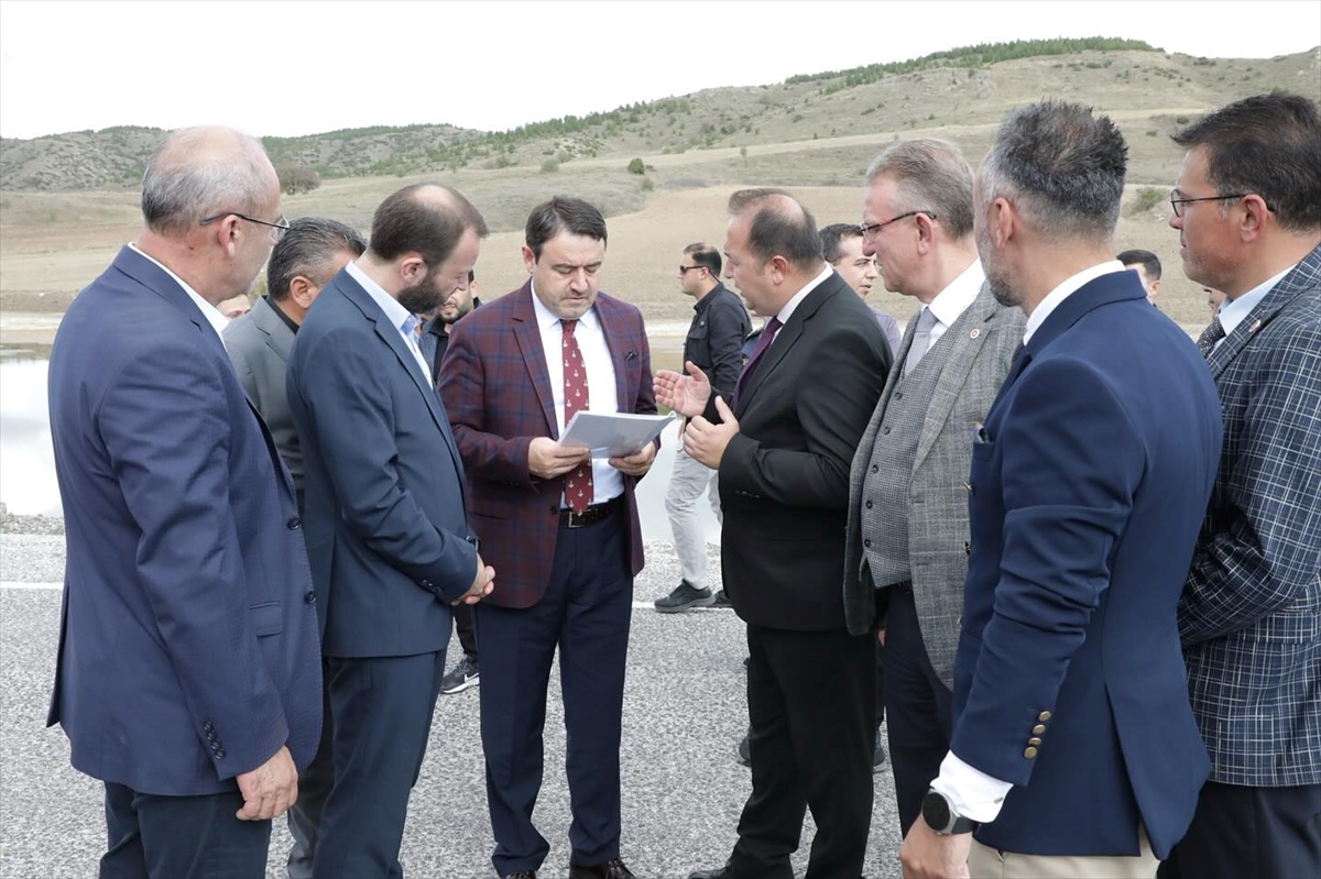 Kütahya'da heyelanın taşırdığı göl nedeniyle kapanan yol yeniden trafiğe açıldı