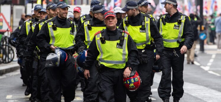 Londra'da aşırı sağcılar ile ırkçılık karşıtları karşılıklı eylem düzenledi