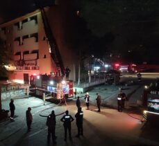 Malatya'da ağır hasarlı okulun çatısında çıkan yangın söndürüldü