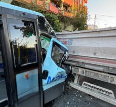 Maltepe'de yolcu minibüsünün tıra çarptığı kazada 8 kişi yaralandı