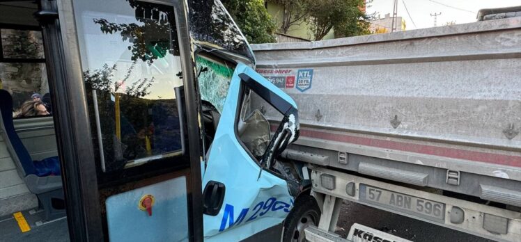 Maltepe'de yolcu minibüsünün tıra çarptığı kazada 8 kişi yaralandı