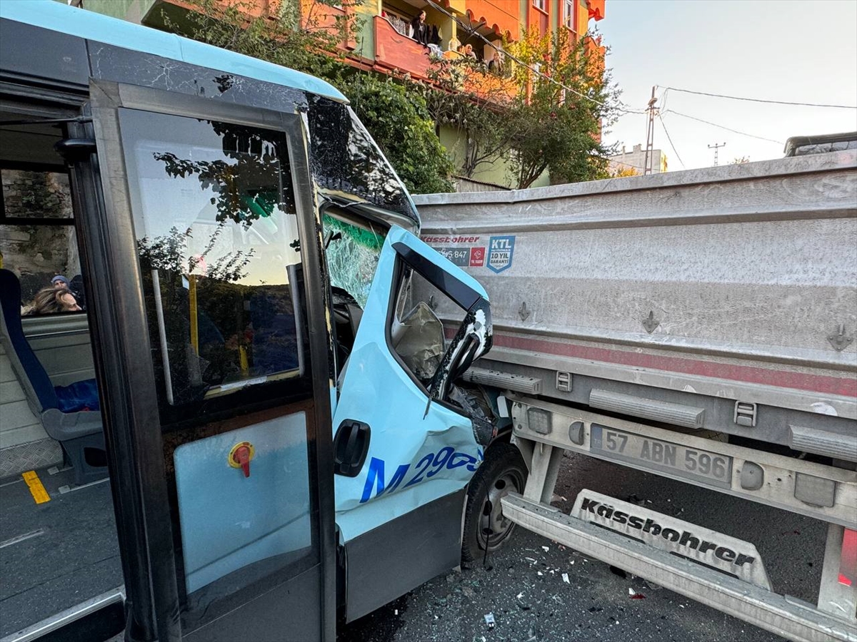 Maltepe'de yolcu minibüsünün tıra çarptığı kazada 8 kişi yaralandı