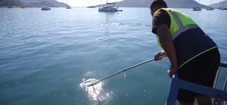 Marmaris Körfezi'nde deniz yüzeyinde biriken atıklar toplandı