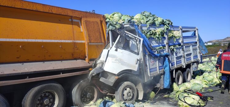 Mersin'de tırla çarpışarak yanan kamyonun sürücüsü kurtarıldı