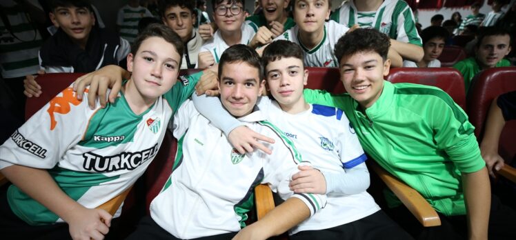 Meslek lisesinin öğrencileri her ayın 16'sında okula Bursaspor forması giyerek geliyor