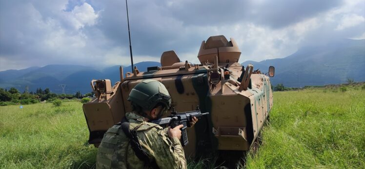 MSB, amfibi deniz piyadelerinin “Helikopter ve Tank Piyade İşbirliği” eğitimlerinden fotoğraf paylaştı