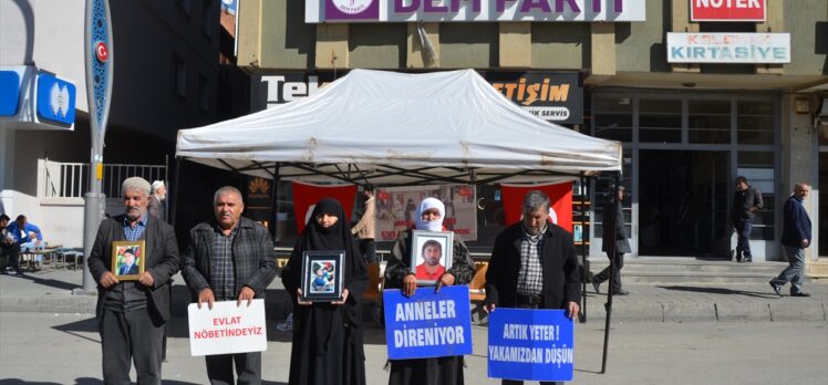 Muşlu aileler evlatlarına kavuşmak için DEM Parti binası önündeki eylemlerini sürdürdü