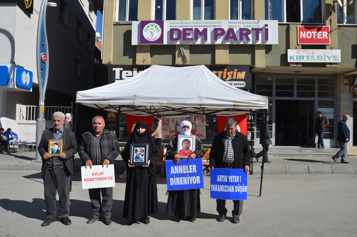 Muşlu aileler evlatlarına kavuşmak için DEM Parti binası önündeki eylemlerini sürdürdü