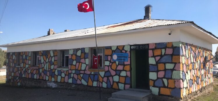 Muş'ta üniversite öğrencileri köy okulunu boyadı, öğrencilerle oyunlar oynadı