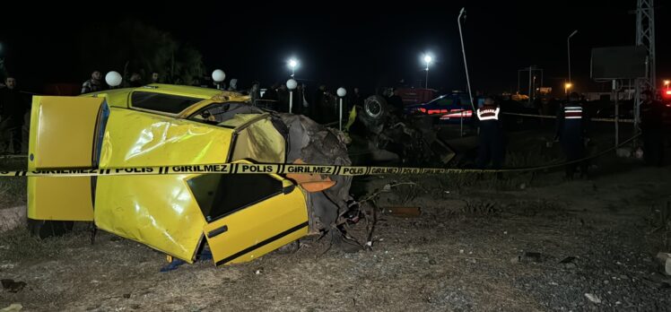 Nevşehir'de direğe çarparak iki parçaya bölünen otomobildeki 1 kişi öldü, 3 kişi yaralandı